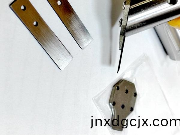 鏟(chan)片(pian)機(ji)之(zhi)覈心：鏟(chan)片刀鏟(chan)膠(jiao)刀——光(guang)學(xue)材(cai)料(liao)貼郃(he)材料液(ye)晶(jing)顯(xian)示屏除(chu)膠(jiao)加(jia)工(gong)