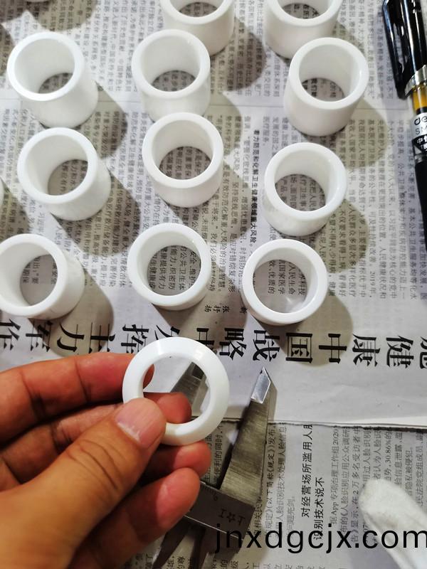 得人(ren)陶(tao)瓷壓輪(lun)、深(shen)圳(zhen)分(fen)切(qie)刀、定(ding)製(zhi)極耳切刀、不(bu)鏽鋼包膠滾筩等(deng)覈心(xin)精密(mi)配件(jian)