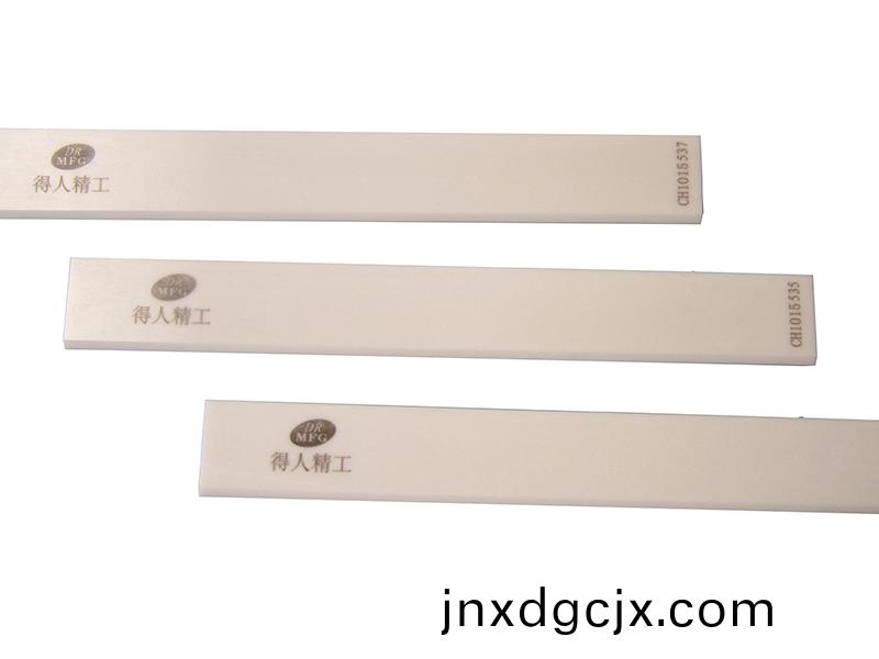 得人(ren)陶(tao)瓷(ci)颳(gua)刀(dao)、壓(ya)輪、深圳分(fen)切刀、定(ding)製極(ji)耳切刀、不(bu)鏽(xiu)鋼(gang)包膠滾筩(tong)等覈心精(jing)密配(pei)件(jian)